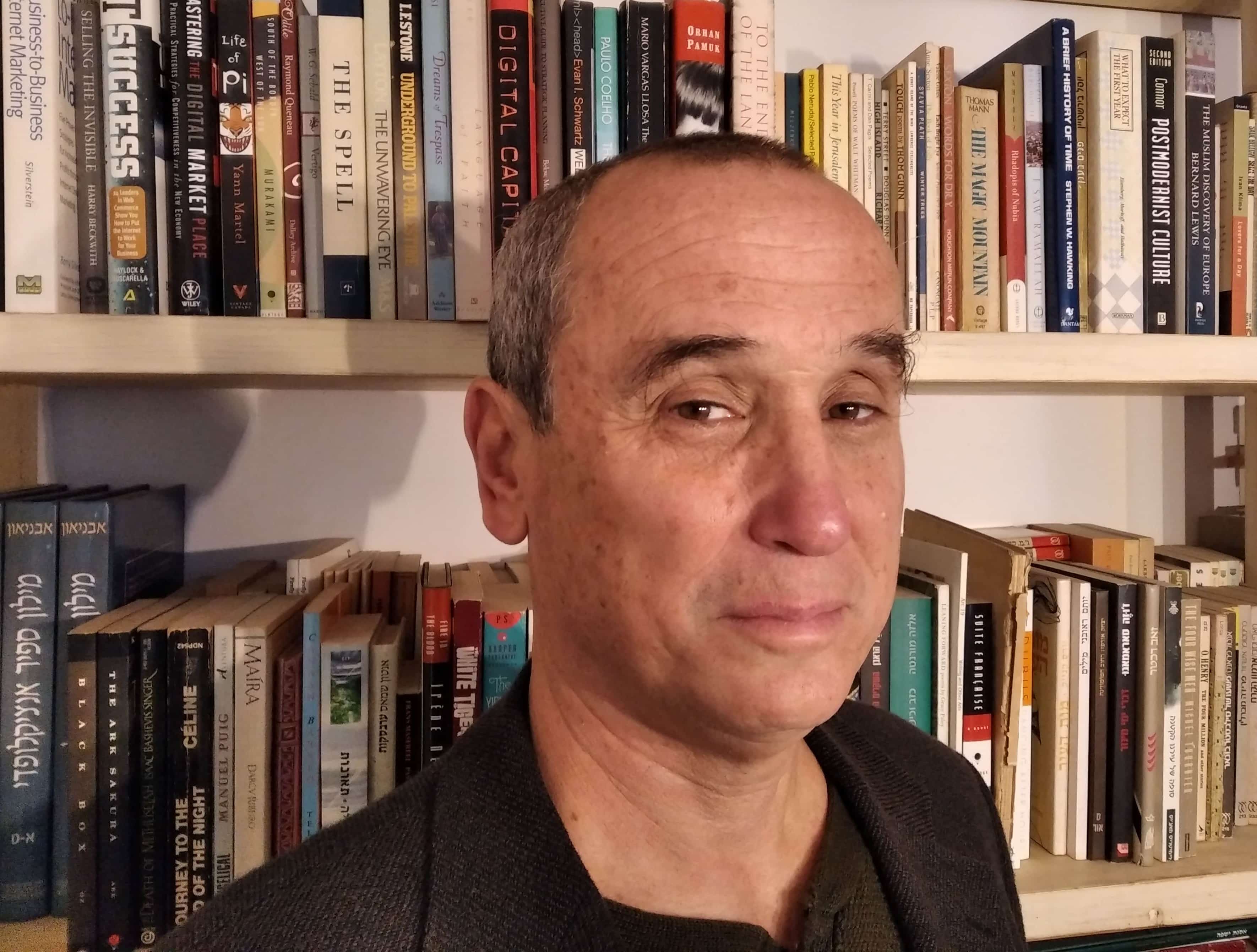תמונת רפי נץ וספריה חתוכה – סופית